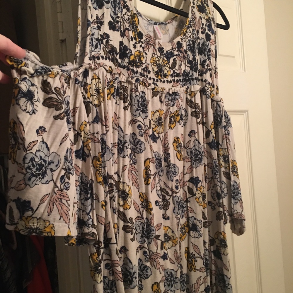 2X womens cold shoulder top